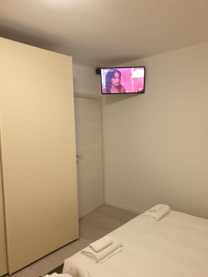 J&M House -Fronte Ospedale- Incluso Netflix E Disney Plus Удине Экстерьер фото